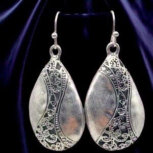 Chic Silver Tear Drop Filigree Earrings